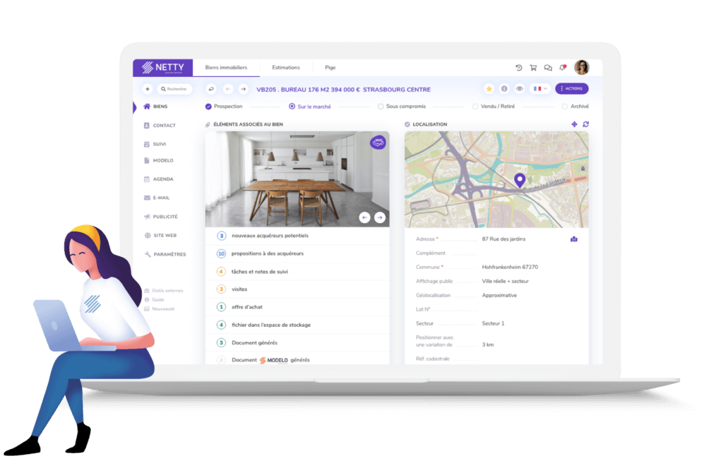 Une femme assise sur un ordinateur portable avec une carte à l’écran.