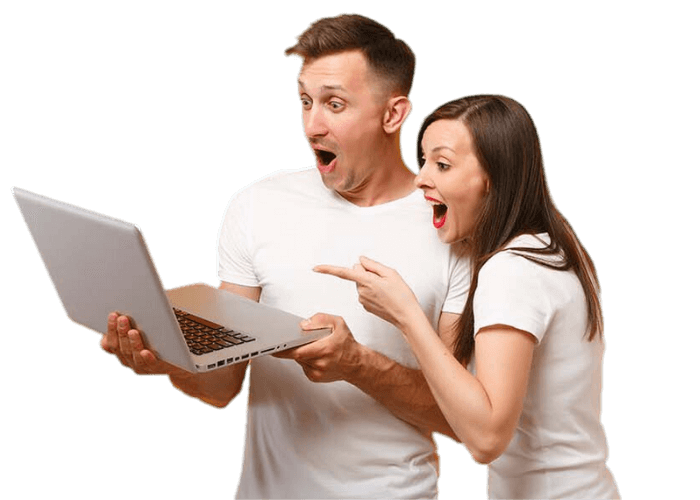 Un homme et une femme regardant un ordinateur portable.