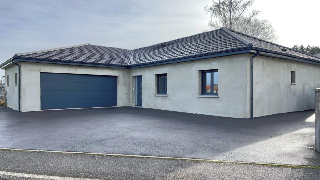 Trémery belle maison récente de plain-pied avec piscine.