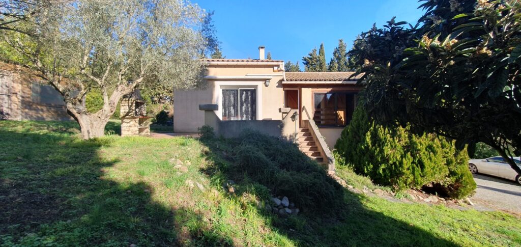 Spacieuse Villa 4 faces type T5 sur un terrain de 2200m²  environ avec puits