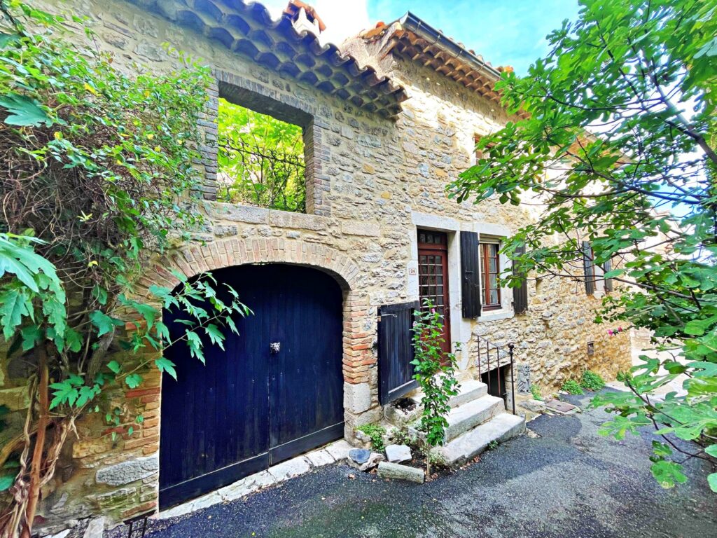 Maison de village avec cour