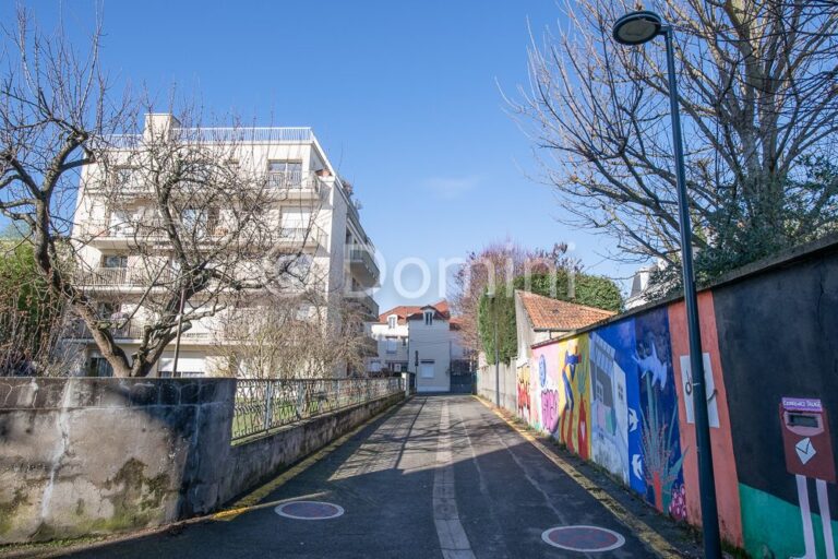 3 PIECES AVEC 2 BALCONS ET PARKING