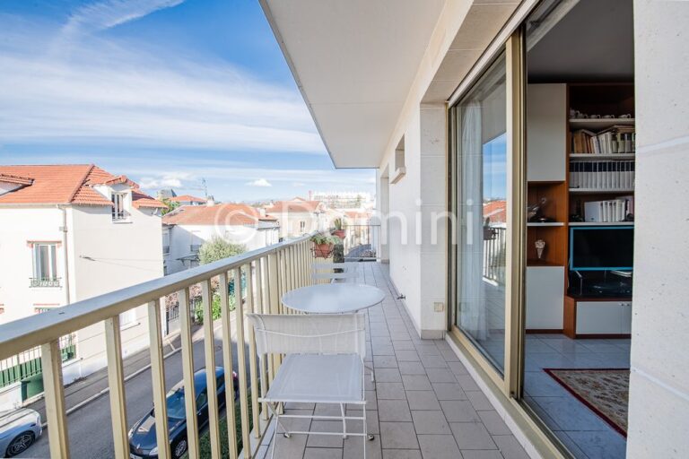 3 PIECES AVEC 2 BALCONS ET PARKING