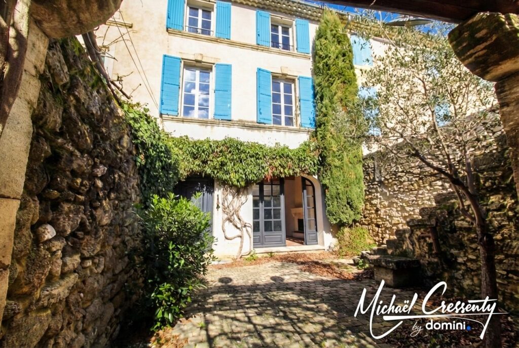 Authentique Maison de village 7 pièces de 180 m² avec cour privative au cœur d’Alleins