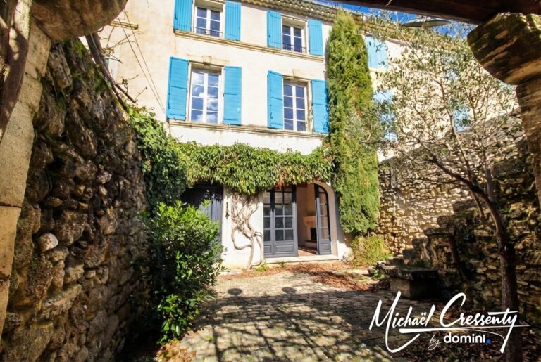 Authentique Maison de village 7 pièces de 180 m² avec cour privative au cœur d’Alleins