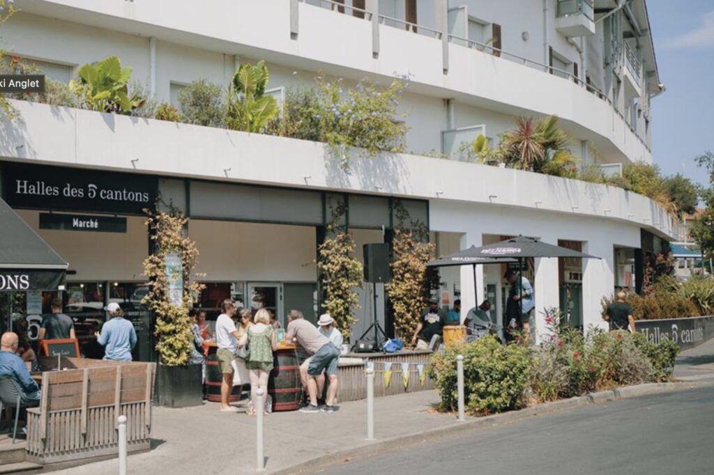 Au-dessus des Halles des 5 Cantons – Un T2 au cœur de la vie d’Anglet.